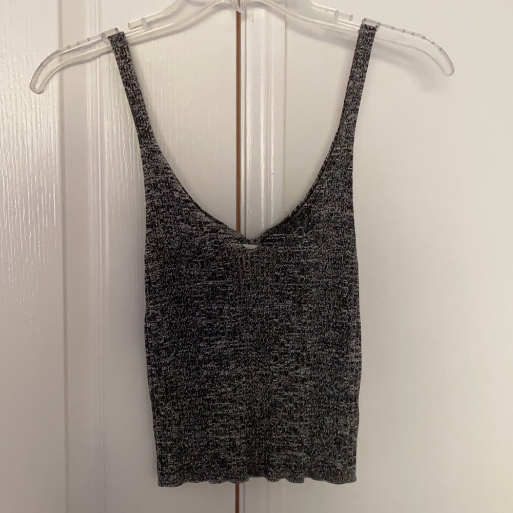 White and black / gray crop top